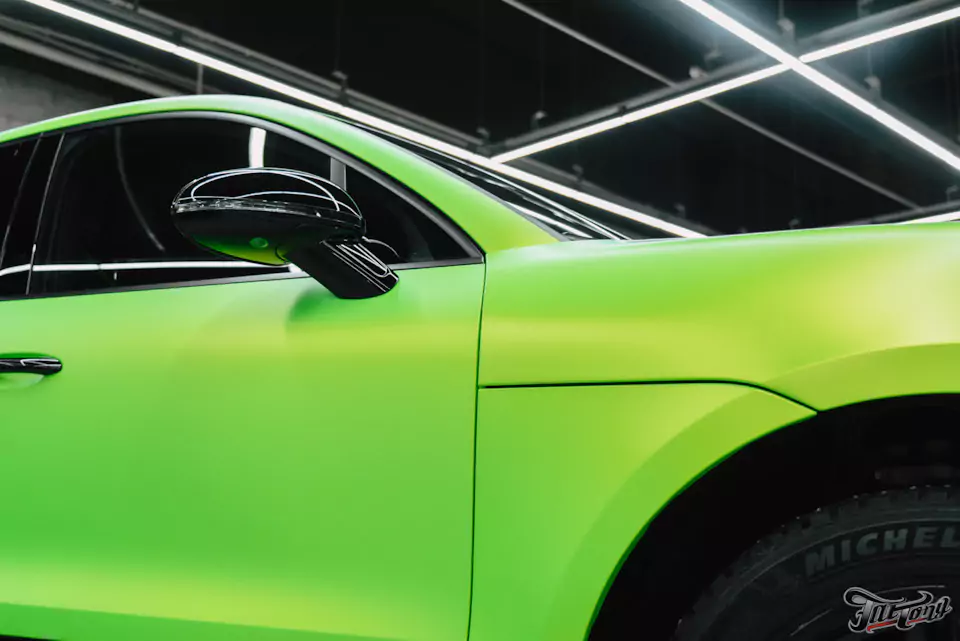 Оклеили Porsche Macan ярко-салатовым винилом и забронировали матовым полиуретаном, окрасили диски в черный глянец, установили ремни безопасности в цвет пленки (напечатали цвет!)